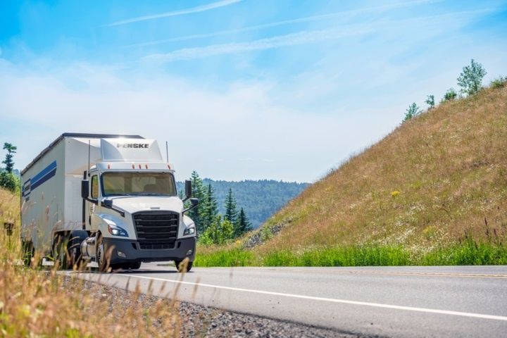 penske logistics truck on road