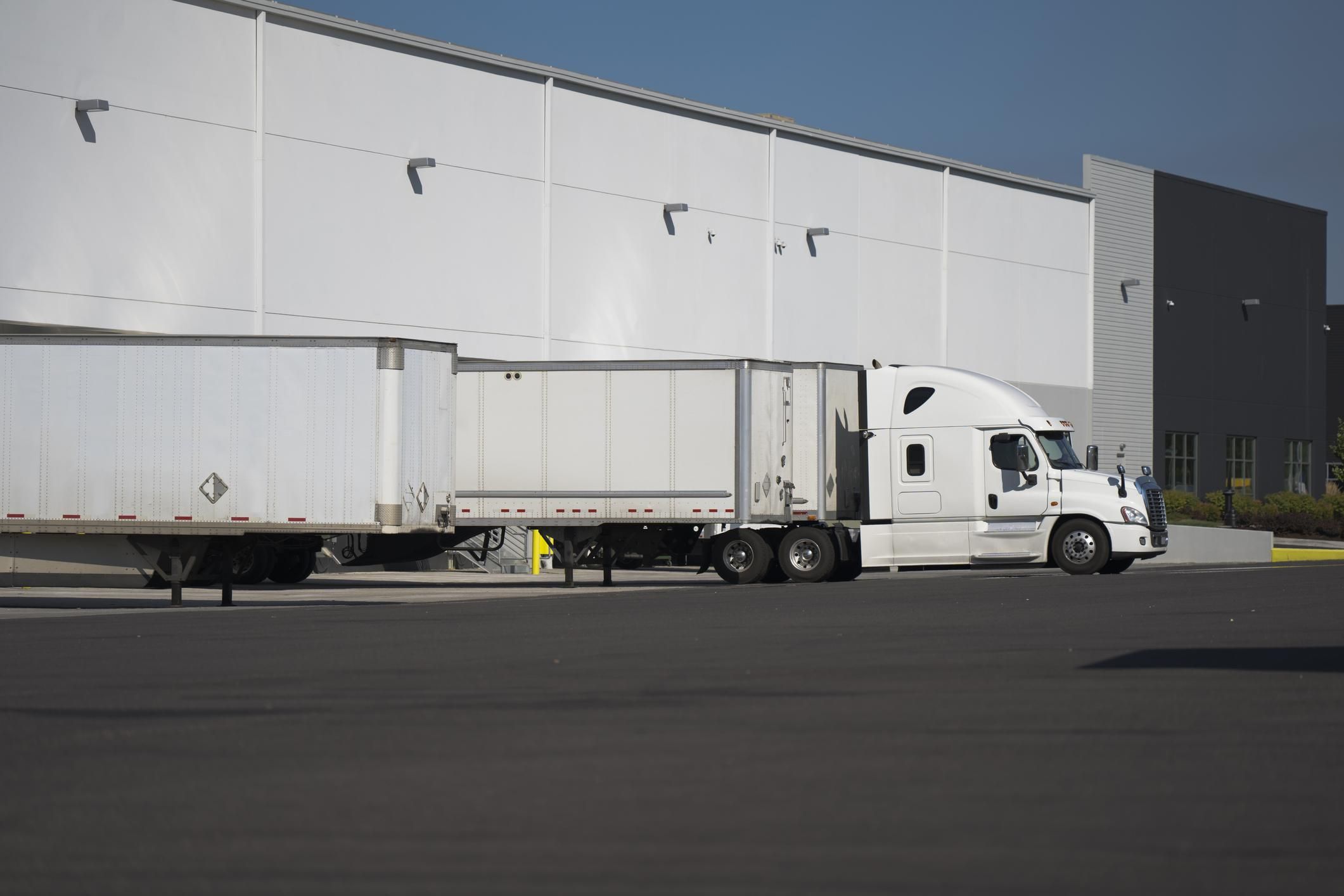 penske logistics truck at warehouse