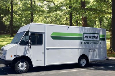 Penske Truck Leasing has increased the size of its electric truck fleet with the addition of a pair of MT50e all-electric walk-in vans from Freightliner Custom Chassis Corp. Penske has delivered these trucks to customers in the healthcare field.